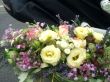 Blumenschmuck für die Hochzeitskutsche